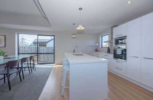 Wanaka House | Mountain views in Meadowstone