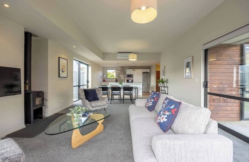 Wanaka House | Mountain views in Meadowstone