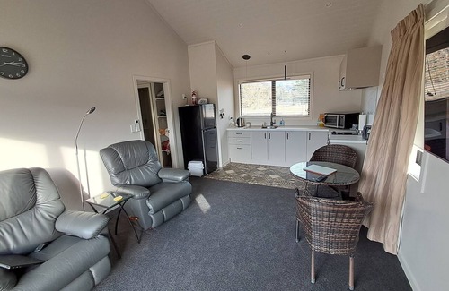 Hanmer Springs Apartment | Mountain Views & Dog friendly Guesthouse