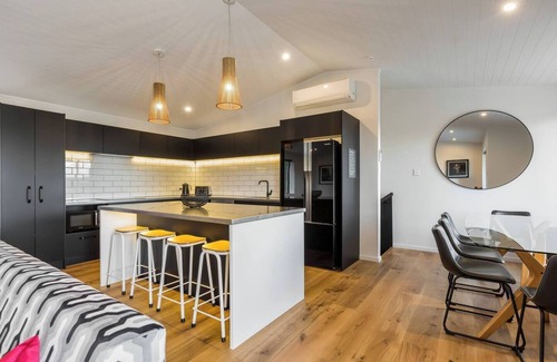 Queenstown House | Mountain Views On Queenstown Hill With Hot Tub!