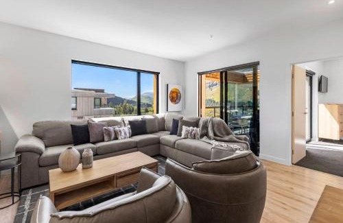 Arthur's Point Apartment | Mountain Views Penthouse - Apartment 22