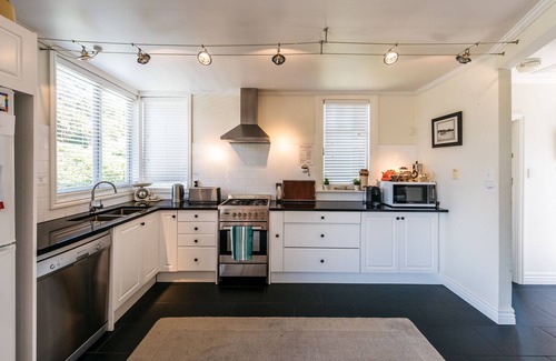Oneroa Cottage | Mrs Jones Holiday Cottage - Waiheke Holiday Home