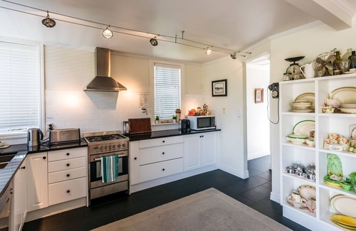 Oneroa Cottage | Mrs Jones Holiday Cottage - Waiheke Holiday Home