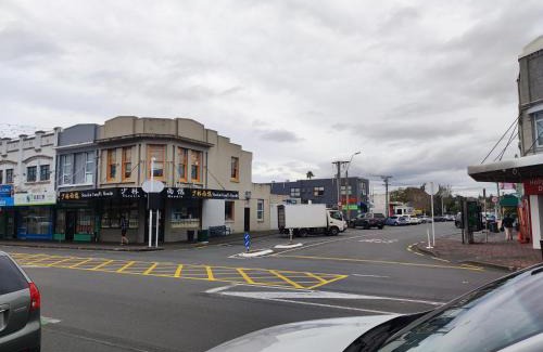Mount Eden House | MT Eden home at commercial food street