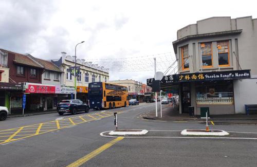 Mount Eden House | MT Eden home at commercial food street