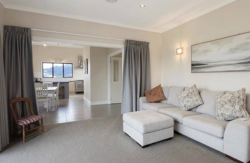 Te Anau House | Murchison Manor | Spacious Te Anau Escape