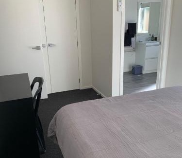 Hamilton East House | Near the City and Gardens