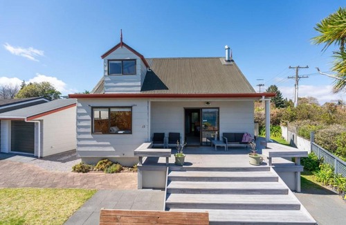 Two Mile Bay House | Nearly Lakeside - Chalet - lake views, pizza, beer