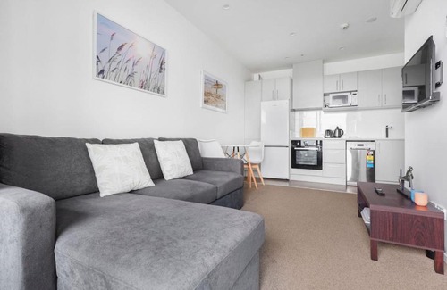 Manurewa Apartment | Neighborhood Hideaway with Air-con and Deck