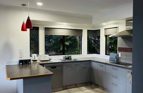 Tauranga House | Nestled in a prime Tauranga location with stunning harbour views and sunsets.