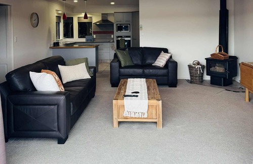 Tauranga House | Nestled in a prime Tauranga location with stunning harbour views and sunsets.