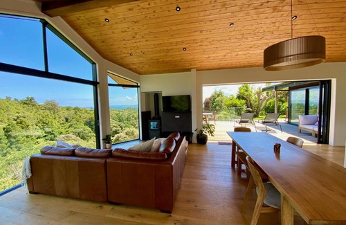 Raglan House | Nestled in Nature 3 Bedroom Home Spa Pool & Sauna & Pilates Studio