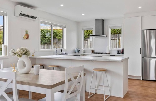 Richmond Heights House | New and Bright Two Mile Escape - a Gem with short stroll to Lake