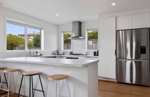 Richmond Heights House | New and Bright Two Mile Escape - a Gem with short stroll to Lake