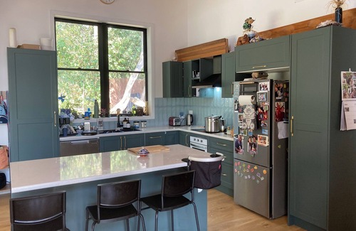 Ostend House | New build 3 bedroom house with sleep out and fresh eggs on Waiheke Island