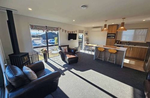 Twizel House | New Build, Walk to Town, Fire, Sleeps 5, Wi-Fi