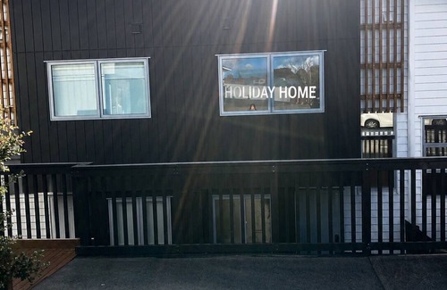 Ranui House | New townhouse , 2 bedrooms , free street parking .