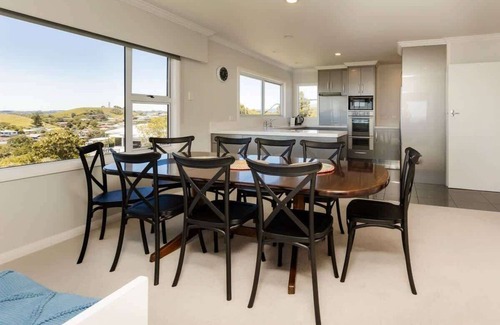 New Plymouth House | Ngamotu Vista: Panoramic Sea and City Views