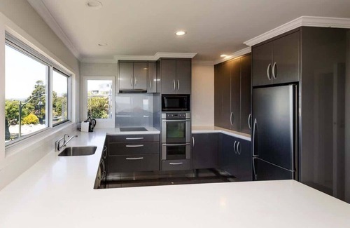 New Plymouth House | Ngamotu Vista: Panoramic Sea and City Views