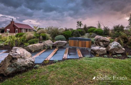 Twizel House | Night Sky Cottage - Kahu Cottage - HOT TUB