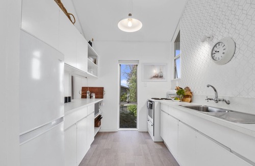 Taupo House | *No Service Fee!* Walk to the Lake & Town Centre