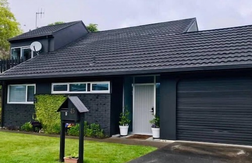 Taupo House | *No Service Fee!* Walk to the Lake & Town Centre