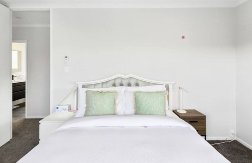 Torbay Apartment | North Shore Hideaway with Deck and BBQ