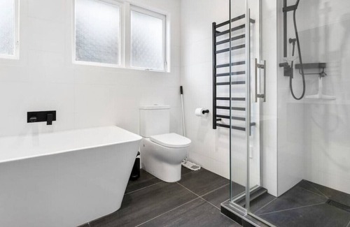 Torbay Apartment | North Shore Hideaway with Deck and BBQ