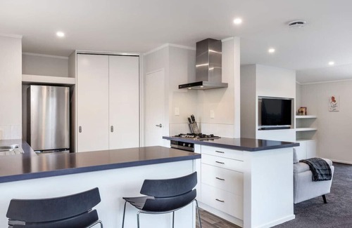 Taupo House | Nukuhau Views- Great Lake Views, with Linen & Wi-Fi