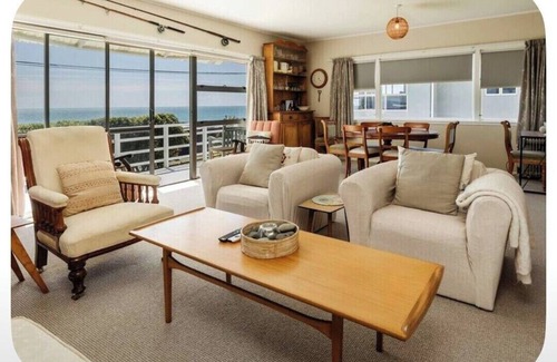 Oakura House | Oakura Beachfront Bach + Close to Everything