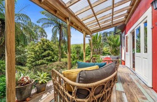 Oakura House | Oakura Pond Cottage - Oakura Holiday Home