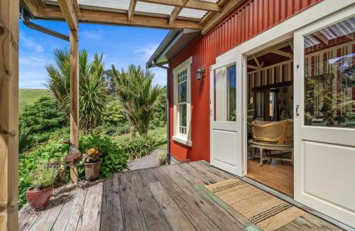 Oakura House | Oakura Pond Cottage - Oakura Holiday Home