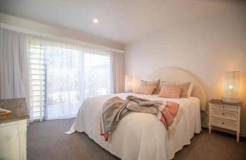 Raglan House | Ocean Beach Retreat, Stylish, Prime Beachfront