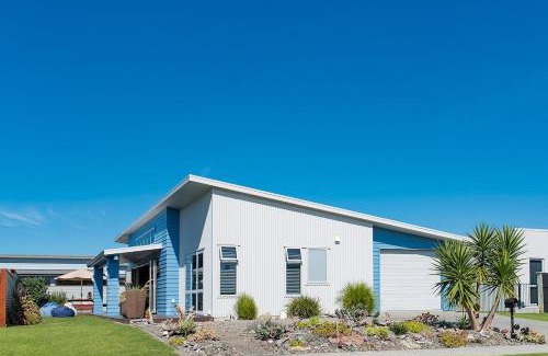 Waihi Beach House | Ocean Blue, sunny beach home close to surf & shops