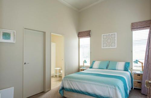 Waihi Beach House | Ocean Blue, sunny beach home close to surf & shops