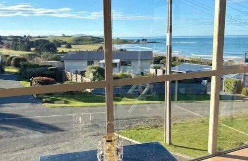 Kakanui Apartment | Ocean View on Semple, Your Coastal Haven Retreat. Relax in seaside charm!