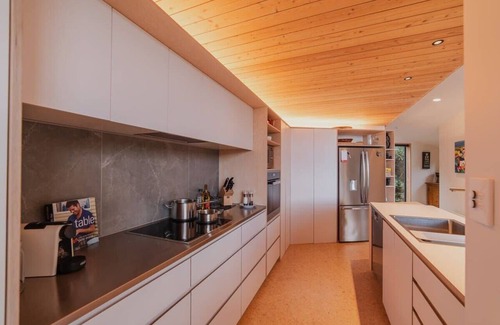 Redcliffs House | Ocean Views | 3BR Home with Hot Tub & Parking