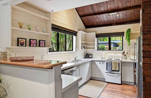 Okere Falls House | Okere Bush Retreat - Sauna, Spa, Sleeps 8