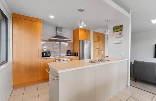 Taupo Apartment | On the Edge of Town Apartment-communal pool, close to lake edge