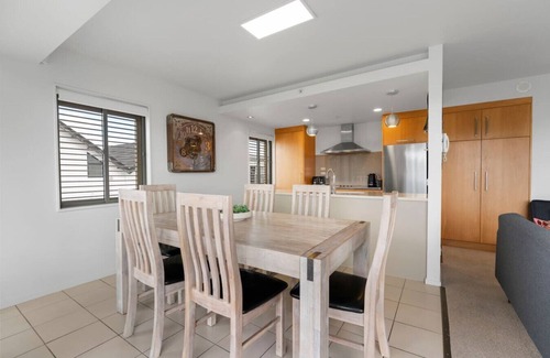 Taupo Apartment | On the Edge of Town Apartment-communal pool, close to lake edge