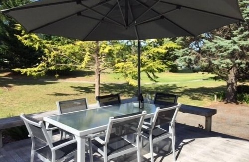 Pauanui House | On the park, 6min walk to beach