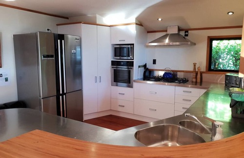 Raglan House | ON THE ROCKS, Whale Bay