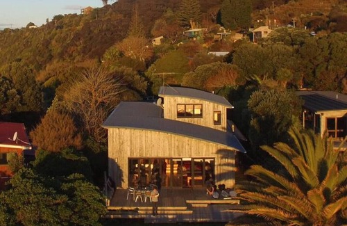 Raglan House | ON THE ROCKS, Whale Bay