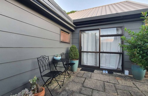 Hamilton House | One Bedroom Unit Close to Claudeland Park