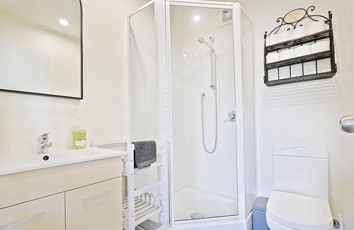 Waitoki Apartment | One Bedroom Unitfarm Stay Getaway in Waitoki