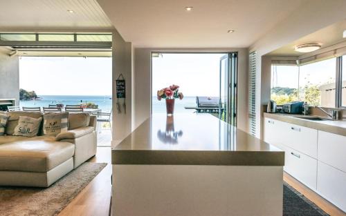 Oneroa House | Oneroa Bay - Be My Guest Waiheke
