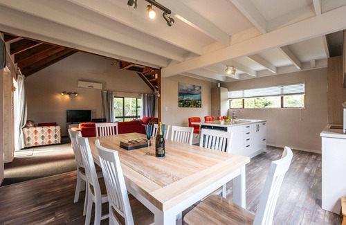 Oneroa Cottage | Oneroa Oasis - Oneroa Holiday Home