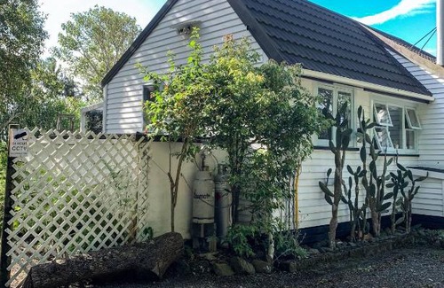Kerikeri House | Orange Grove Homestead - Spacious Garden Holiday Home
