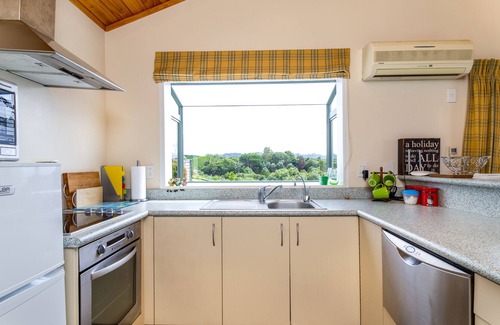 Athenree Cottage | Orchard Seaview Bach