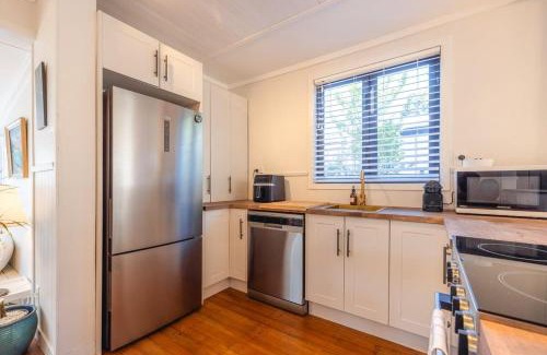 Surfdale House | Oscar's Cottage by Waiheke Pure